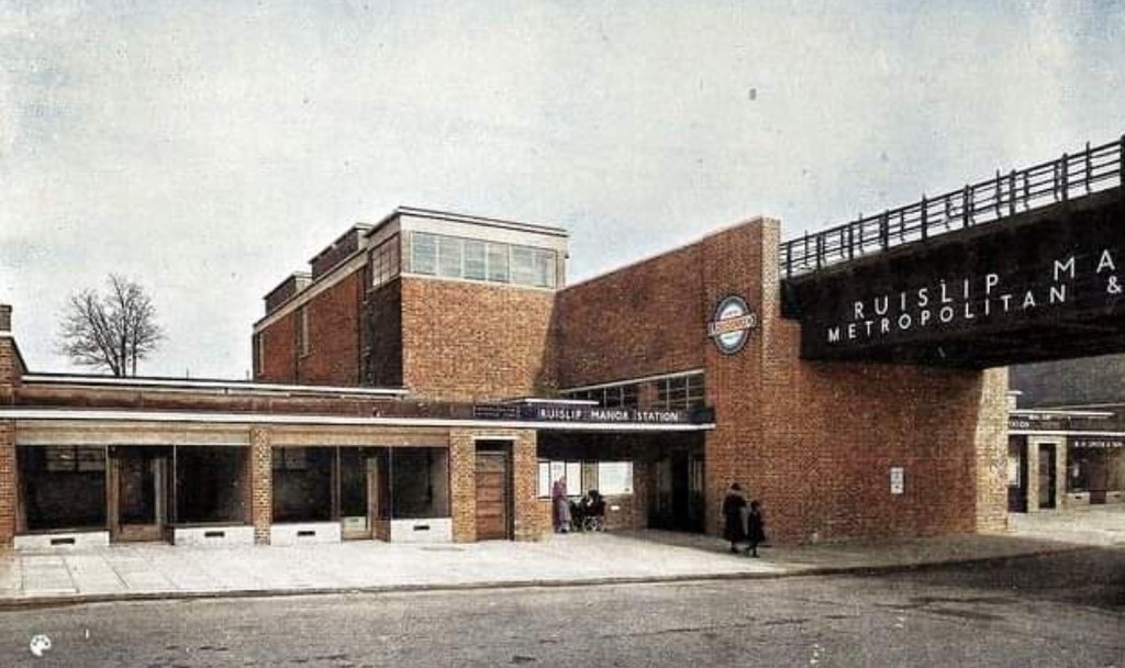 Ruislip Manor Station 